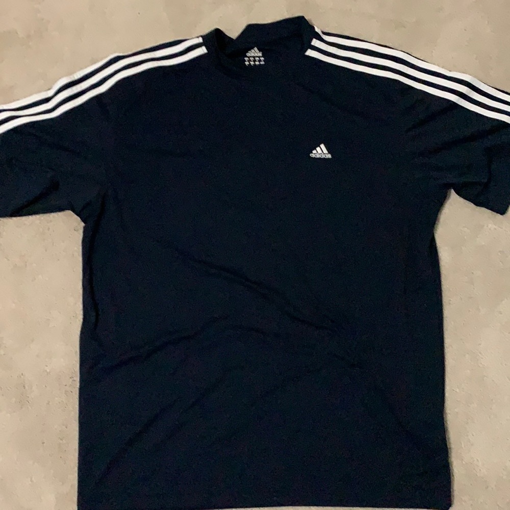 Adidas men’s athletic tennis t-shirt, worn a few times. Smoke free home.